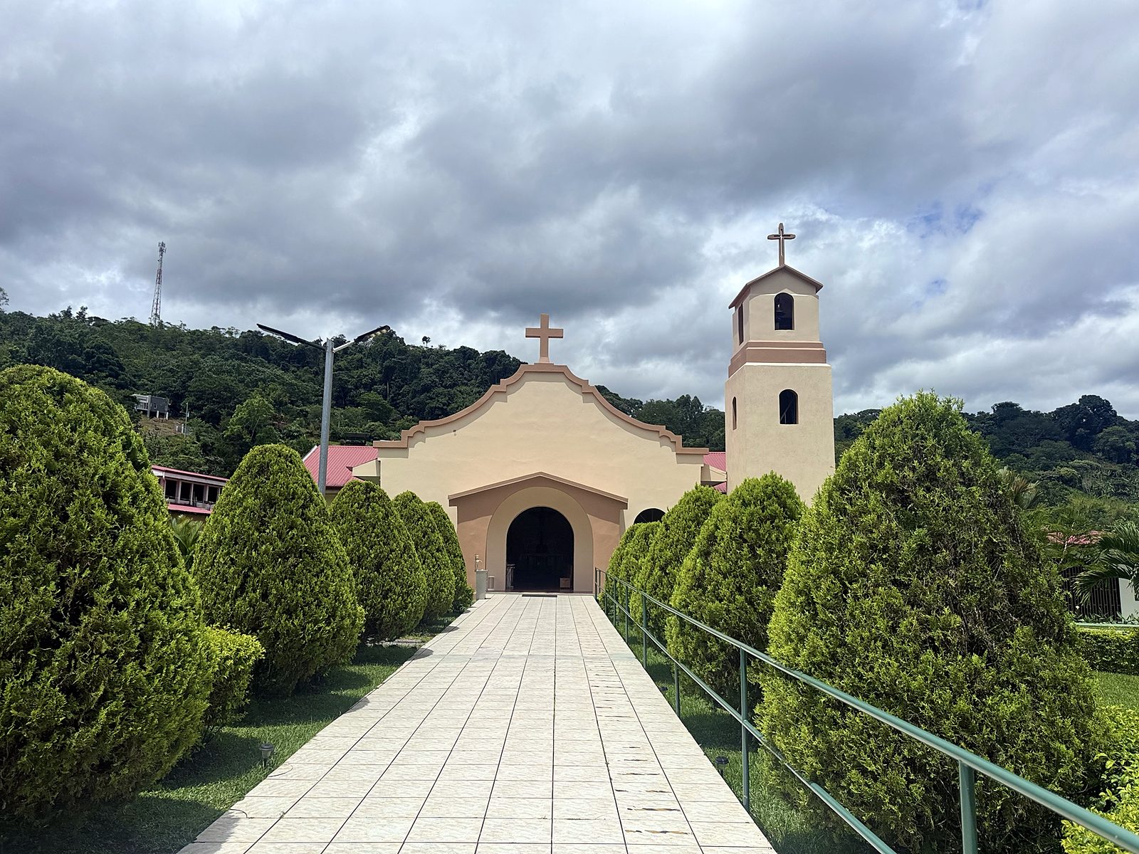 The church of Morazán in Pérez Zeledón, with green hills behind