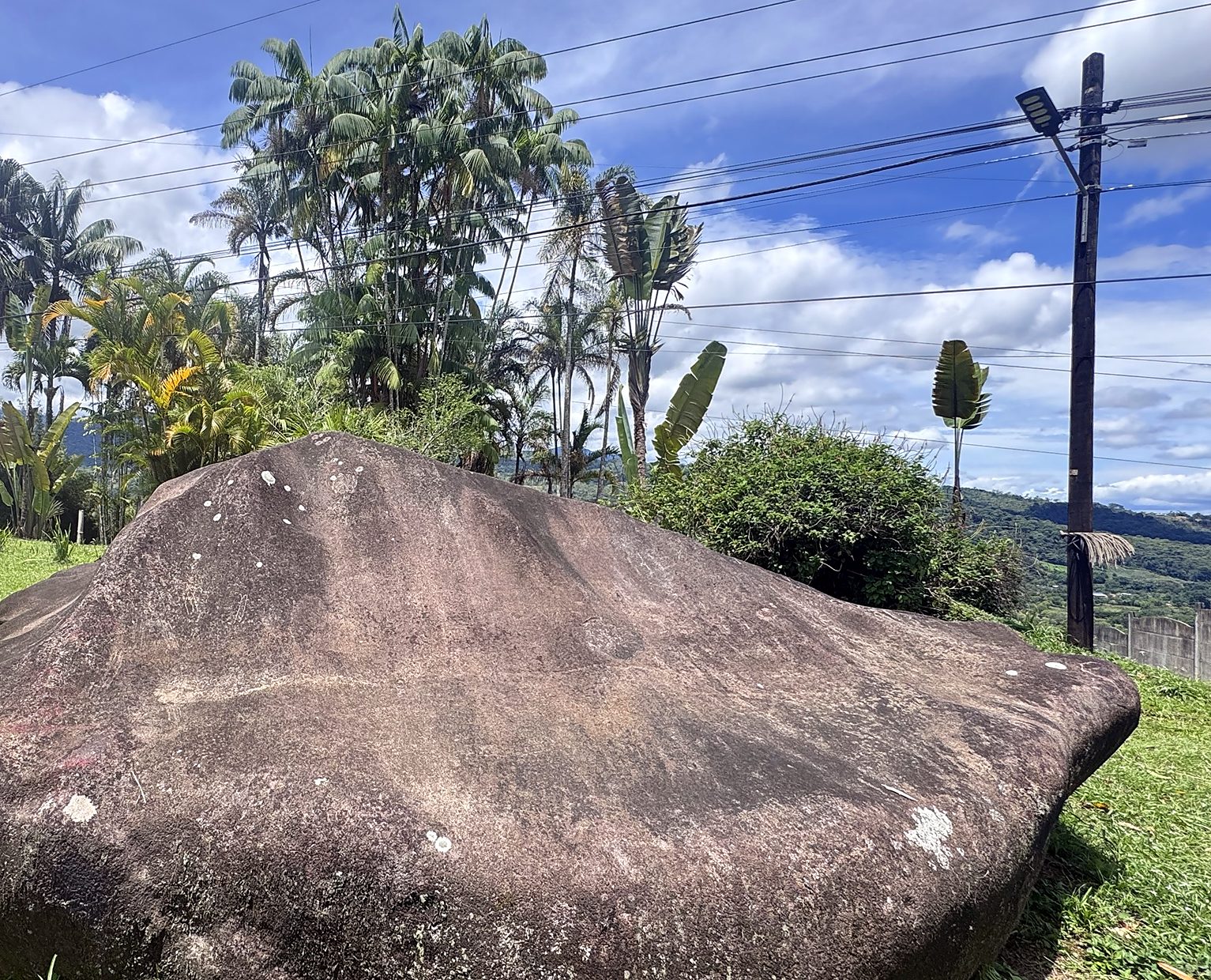 La Piedra del Indio in Pérez Zeledón, with the mountains behind