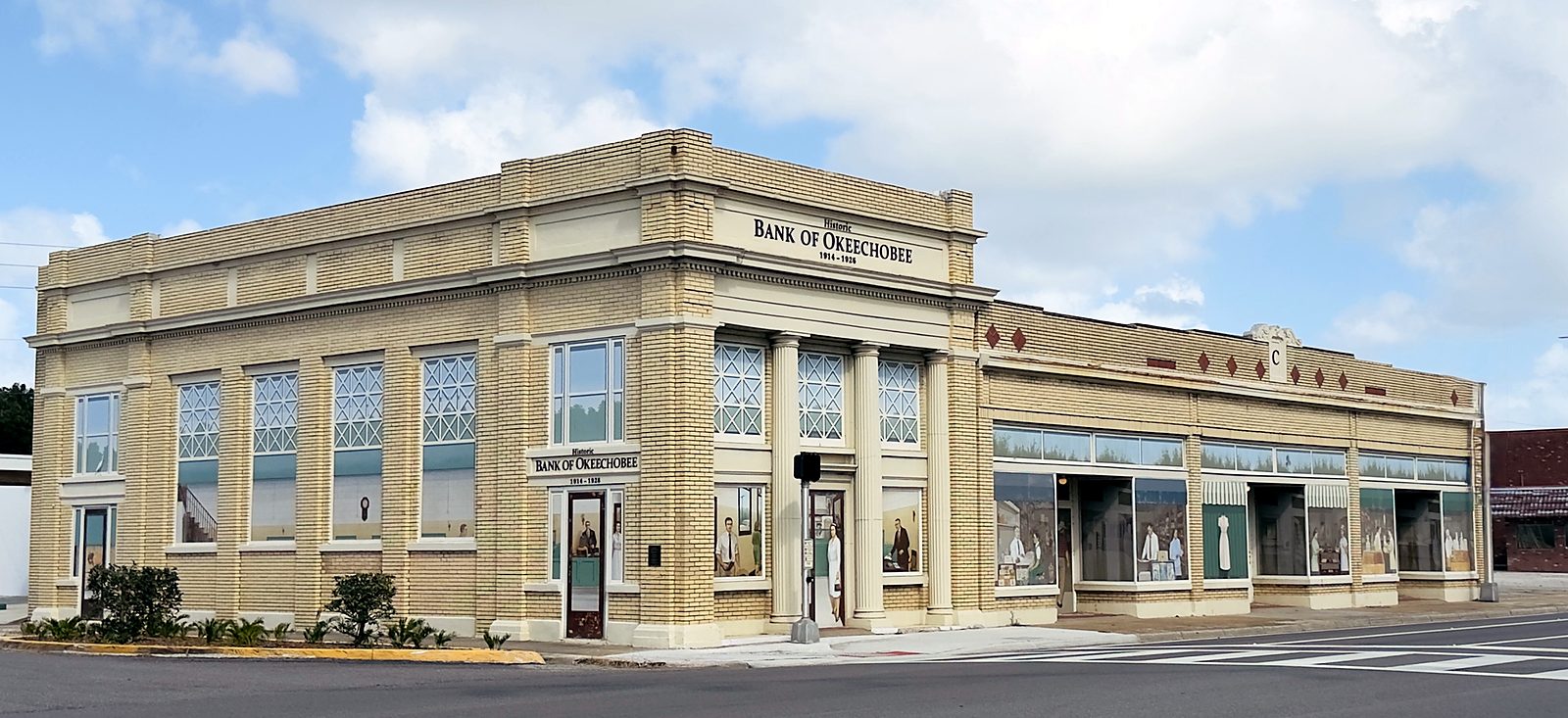 Lo storico edificio della Bank of Okeechobee in centro