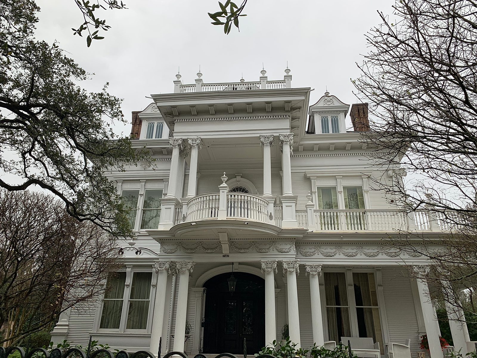 A white mansion with big columns in New Orleans