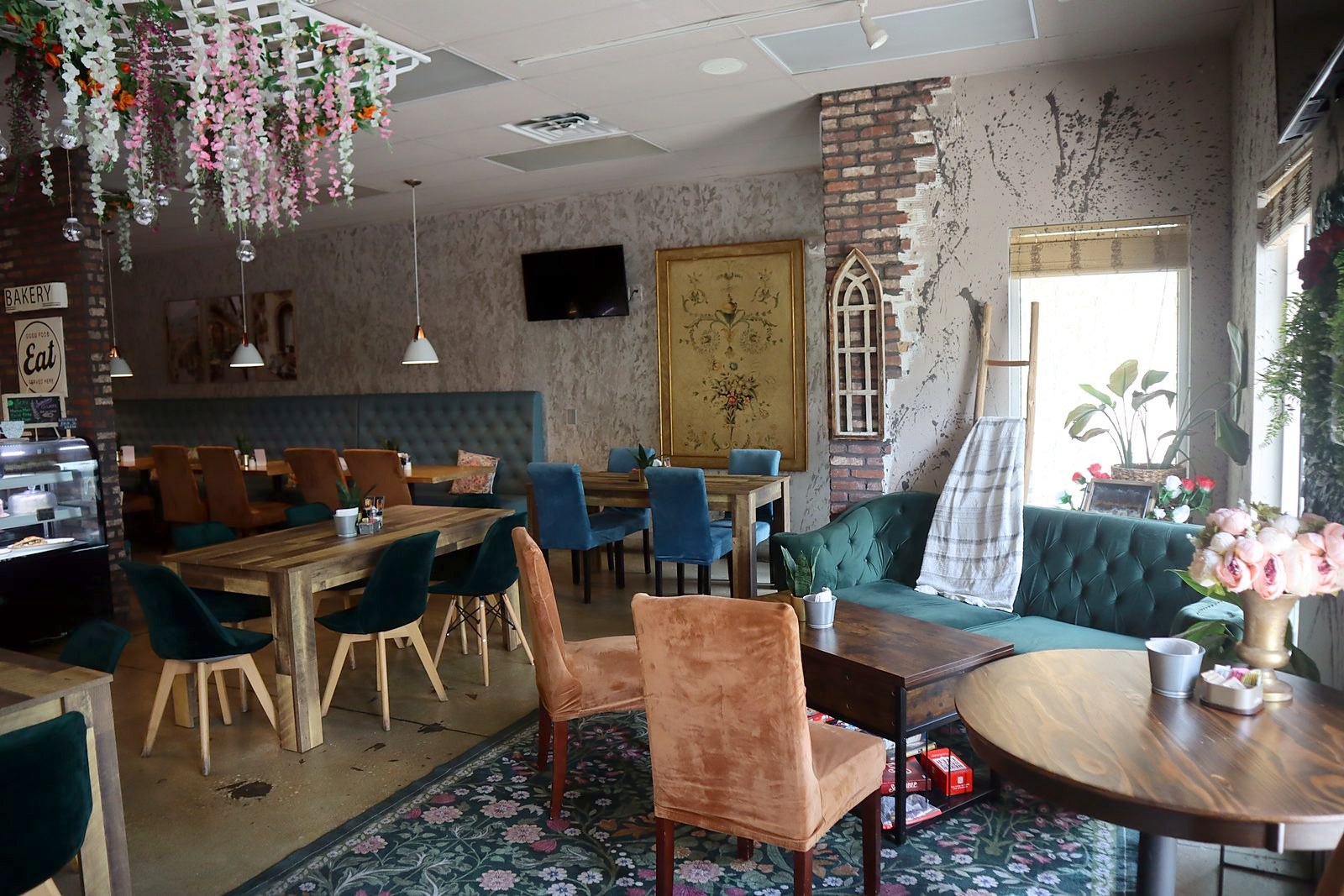 Dining room with booths and green chairs