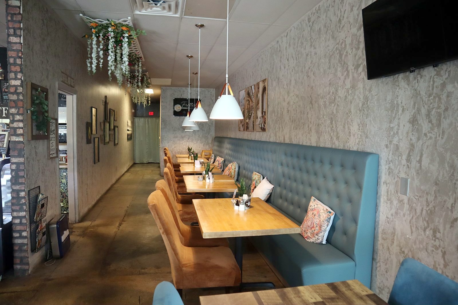 Long dining room with a tufted booth
