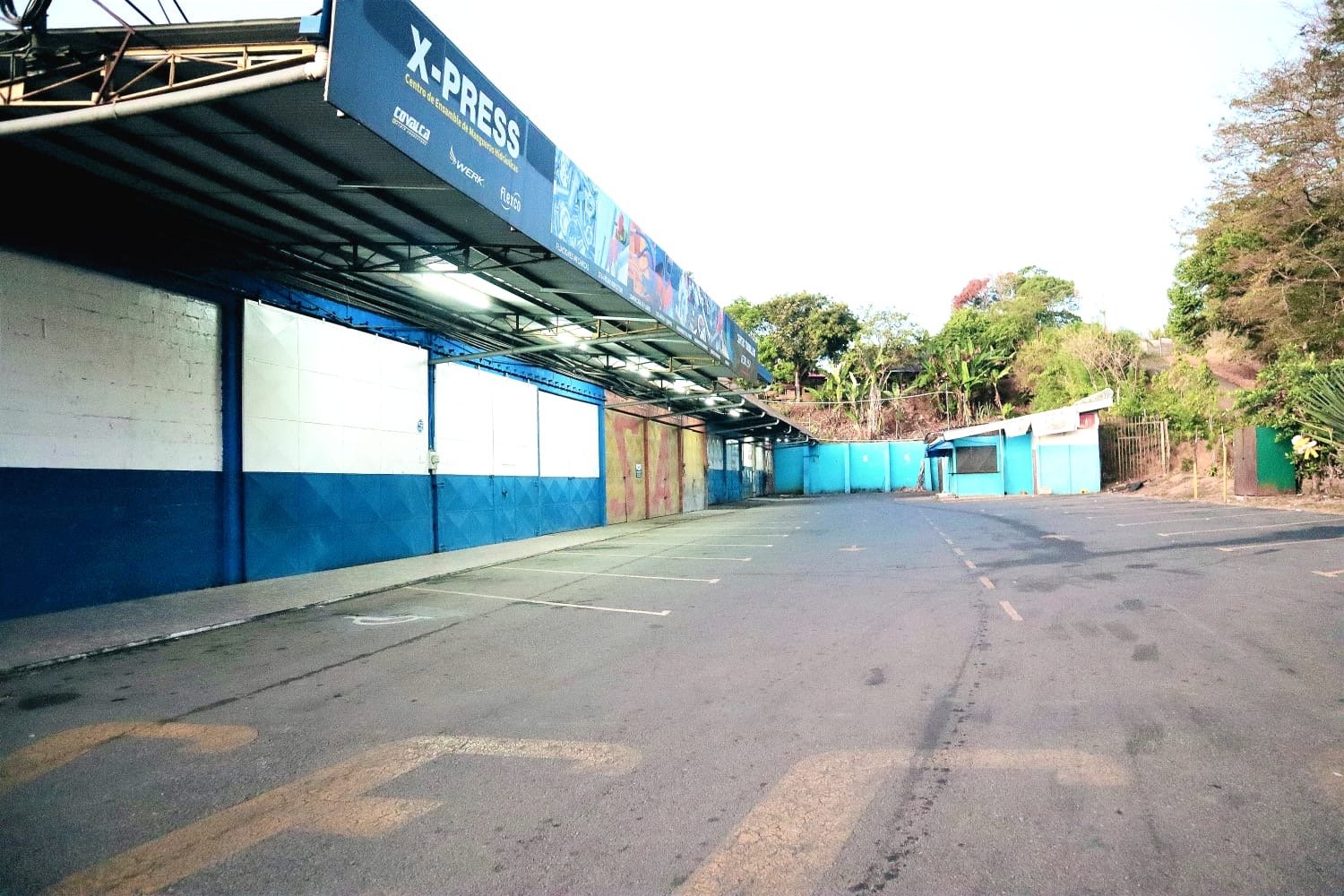 The main building with 12 units on the Interamericana Sur